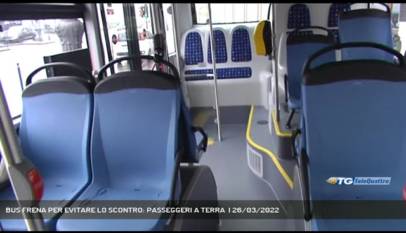 BUS FRENA PER EVITARE LO SCONTRO: PASSEGGERI A TERRA